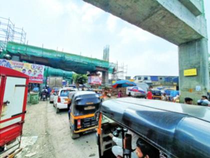 A stampede in Khaugalli The main road narrows due to iron sheets | खाऊगल्लीत चेंगराचेंगरी? मोठा रस्ता लोखंडी पत्र्यांमुळे निमुळता