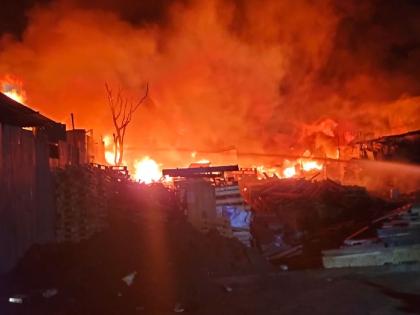 Fire at scrap warehouses in Pimpri, 150 warehouses, shops gutted; A major loss of life was avoided At pimpari | पिंपरी इथं भंगाराच्या गोदामांना आग, १५० गोदामे, दुकाने खाक; मोठी जीवितहानी टळली