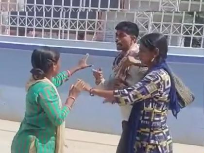 after second marriage first wife thrashed her husband on the road | हायव्होल्टेज ड्रामा! पत्नीने दुसऱ्या बायकोसोबत पतीला रंगेहाथ पकडलं; चपलेने धू धू धुतलं अन्...