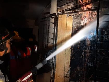 Burn a 32 meter box in a fire in Thane | ठाण्यात लागलेल्या आगीत ३२ मीटर बॉक्स जाळून खाक 