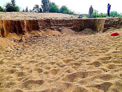 The riverbed became a desert; Altered water flow, secondary mineral lyolute | नदीपात्राचे झाले वाळवंट; पाण्याचे प्रवाह बदलले, गौण खनिजाची लयलूट