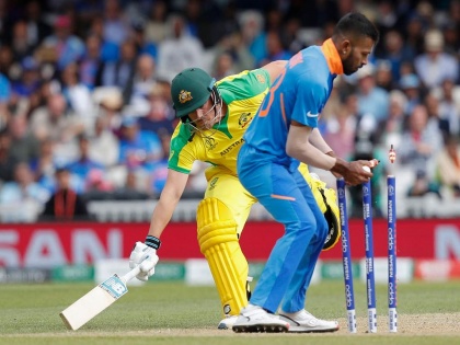 ICC World Cup 2019, IND vs AUS: Aaron Finch hit his bat on dressing room wall, watch video | ICC World Cup 2019, IND vs AUS : धावबाद झाला म्हणून अ‍ॅरोन फिंचनं रागात केलं असं काही, Video