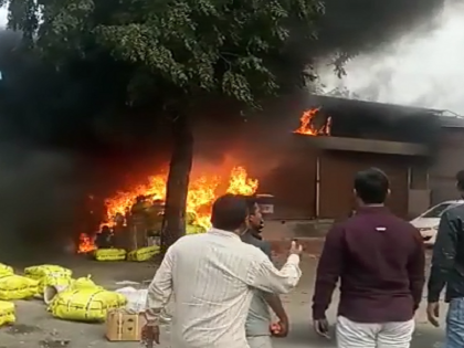 3 godowns in Walaj Udyog Nagar were gutted by fire; 50 lakhs loss estimate | वाळूज उद्योगनगरीत ३ गोदाम आगीत भस्मसात; ५० लाखांच्या नुकसानीचा अंदाज