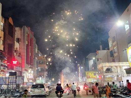 A blanket of firecracker smoke over Aurangabad; Impact on air quality, 6 injured in burns | औरंगाबादवर फटाक्यांच्या धुराची चादर; हवेच्या गुणवत्तेवर परिणाम, भाजल्याने ६ जन जखमी