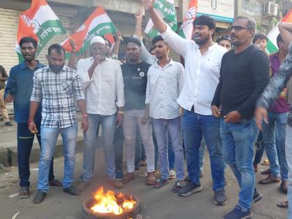 Youth Congress protests by burning BJP posters in Bhiwandi | भिवंडीत भाजपाचे पोस्टर जाळुन युवक काँग्रेसची निदर्शने