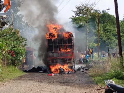 Short circuit in truck adjacent to road service wire, severe fire; Type in Chiplun | रस्त्यावरच्या सर्व्हिस वायरला लागून ट्रकमध्ये शॉर्ट सर्किट, भीषण आग; चिपळूणमधला प्रकार