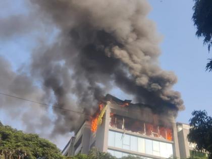 A massive fire broke out on the seventh floor of a hotel in Pune's Lullanagar | Video: पुण्यातील लुल्लानगरमध्ये सातव्या मजल्यावरील हॉटेलला भीषण आग