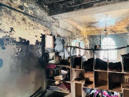 Ramti corporator Kiran Gujar's house fire; Preserved 100 years ago all burned down | बारामतीचे नगरसेवक किरण गुजर यांच्या घराला आग; जतन केलेले १०० वर्षांपूर्वीचे सहित्य जळून खाक