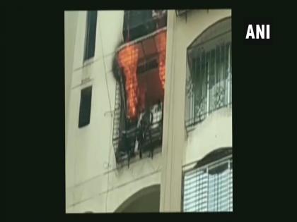 Fire in Jogeshwari to house | जोगेश्वरी येथे राहत्या घराला आग 