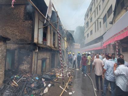 A fire broke out at the wooden palace of the old Devrukhkars near the Bhau Rangari Ganapati temple in Pune | पुण्यात भाऊ रंगारी गणपती मंदिराजवळील देवरुखकरांच्या जुन्या लाकडी वाड्याला आग