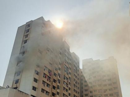 Fourteen storied building caught fire in Pune; 5 fire trucks of fire brigade entered | पुण्यात चौदा मजली इमारतीला आग; अग्निशमन दलाच्या ५ फायरगाड्या दाखल