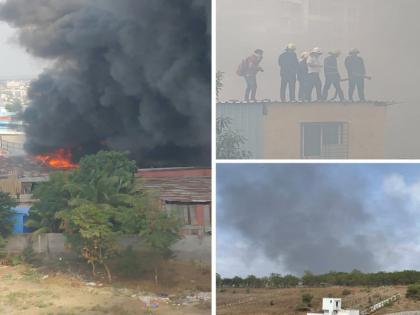 A fire broke out in Pune's Gangadham Chowk area; 20-25 Heavy fire at godown | पुण्यातील गंगाधाम चौक परिसरात अग्नितांडव; २०-२५ गोदामाला भीषण आग