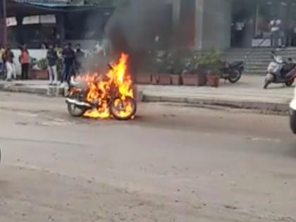 The owner's bike caught fire without paying for the work | कामाचे पैसे न देणाऱ्या मालकाची दुचाकी जाळली