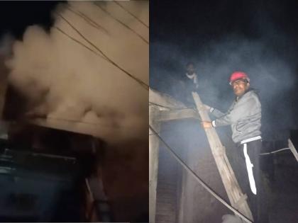 A fire broke out at a three-storey shop in the area of Cloth Line, the goods were burnt | कापड लाइन परिसरात तीन मजली दुकानाला आग, माल जळून खाक