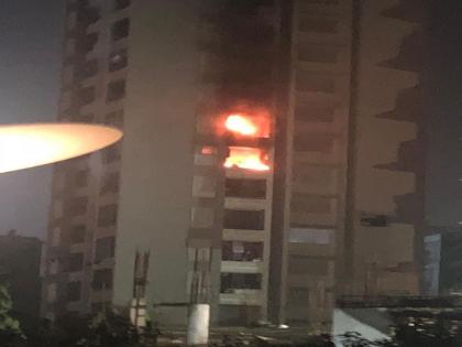 Fire in the 22-storey SRA building in the dark | अंधेरीत एसआरएच्या २२ मजली इमारतीला आग; दोघांचा गुदमरून मृत्यू