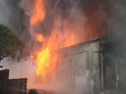 Massive fire breaks out at chemical warehouses in Bhiwandi; 12 warehouses burnt down, desperate efforts to extinguish the fire | भिवंडीत केमिकल गोदामांना भीषण आग; १२ गोदाम जळून खाक, आग विझवण्याचे शर्थीचे प्रयत्न Massive fire breaks out at chemical warehouses in Bhiwandi; 12 warehouses burnt down, desperate efforts to extinguish the fire | भिवंडीत केमिकल गोदामांना भीषण आग; १२ गोदाम जळून खाक, आग विझवण्याचे शर्थीचे प्रयत्न