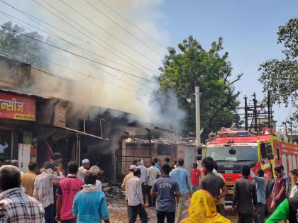 AC explosion: Two shops in Tilak Maidan caught fire, materials worth lakhs of rupees burnt | Buldhana: एसीचा स्फोट: टिळक मैदानातील दोन दुकानांना आग, लाखो रुपयांचे साहित्य जळून खाक