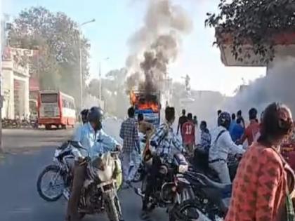 A cargo vehicle caught fire at a petrol pump Fortunately, a major disaster was averted | पेट्रोलपंपावर मालवाहू वाहनाला लागील आग; सुदैवाने मोठा अनर्थ टळला