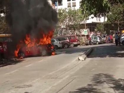 Video: Burnout session begins; Three cars in Bhandup were burnt by fire | Video : जळीतकांड सत्र सुरूच; भांडुपमध्ये तीन कार आगीत भस्मसात 