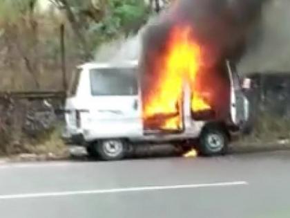 A car caught fire near Tembalaiwadi school kolhapur | कोल्हापूर : बर्निंग कारचा थरार; प्रसंगावधान दाखवत चालकाने केली स्वत: ची सुटका