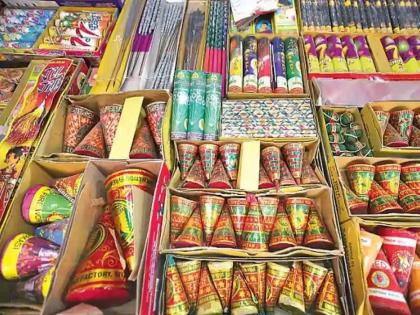 Survey of firecracker shops in Ulhasnagar; 2 lakh penal action against 4 shops for non-renewal of licences | उल्हासनगरातील फटाक्याच्या दुकानांचे सर्वेक्षण; परवान्यांचे नूतनीकरण न करणाऱ्या ४ दुकानावर २ लाखाची दंडात्मक कारवाई