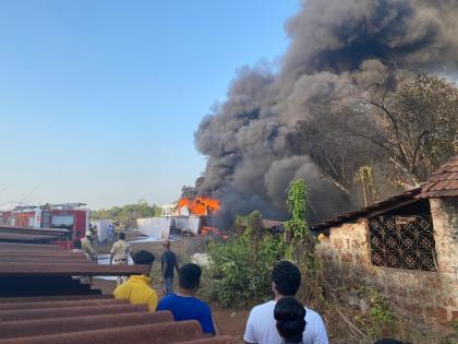 Billions of rupees lost due to fire in the yard making 'fiberglass boat' | कुठ्ठाळी येथे ‘फायबरग्लास बोट’ बनवणा-या यार्डमध्ये आग लागून कोट्यवधीचं नुकसान