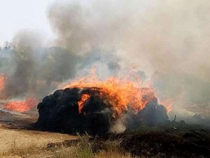 Farmers lost 9lakh due to fire due to electric wires | विद्यूत तारांमुळे आग लागून शेतकऱ्याचे ९ लाखांचे नुकसान