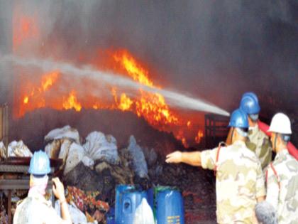 Fire kills 25 Eight people die in towel factory fire, 17 suffocate to death in building near Charminar | ‘आग’वार, २५ ठार... ! टॉवेल निर्मिती कारखान्यात होरपळून आठ जणांचा मृत्यू, तर ‘चारमिनार’लगतच्या इमारतीत १७ जणं गुदमरून ठार Fire kills 25 Eight people die in towel factory fire, 17 suffocate to death in building near Charminar | ‘आग’वार, २५ ठार... ! टॉवेल निर्मिती कारखान्यात होरपळून आठ जणांचा मृत्यू, तर ‘चारमिनार’लगतच्या इमारतीत १७ जणं गुदमरून ठार