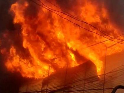 massive fire caught in A to Z maha sale shop in gondia | गोंदियातील ए टू झेड महासेलचे दुकान आगीत जळून राख; लाखो रुपयांचे नुकसान