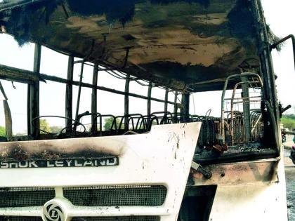 Fire gutted bus in Mihan: Short circuit in the engine | मिहानमध्ये बसला आग : इंजिनमध्ये शॉर्टसर्किंट