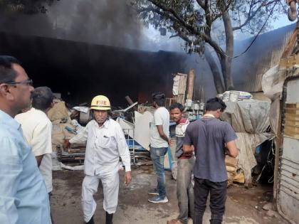 Fire in plastic factory due to short circuit, loss of lakhs, eight bombs set off | शॉर्ट सर्किटमुळे प्लॉस्टिक फॅक्टरीमध्ये आग, लाखोंचे नुकसान, आठ बंबांचे पाचारण