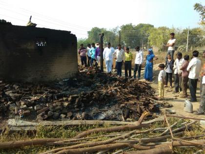 Gas Cylinder Blast; The house catch fire | हातगावात आग लागल्याने गॅस सिलिंडरचा स्फोट; घराची राखरांगोळी