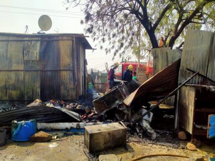 Jalgaon: Two cylinders burst, world in flames, three families come out in the open | Jalgaon: दोन सिलिंडर फुटले, आगीमध्ये संसाराची राखरांगोळी, तीन कुटुंबे आले उघड्यावर