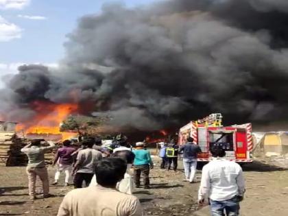 The Fire in godawun at chikhali; 10 to 12 fire brigade van were reach on location | चिखलीत लाकडाच्या गोदामाला भीषण आग; अग्निशामक दलाचे १० ते १२ बंब घटनास्थळी दाखल 