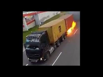 Fire in the Jalgaon district of the container carrying freeze | फ्रीज घेऊन जाणा-या कंटेनरला जळगाव जिल्ह्यात आग