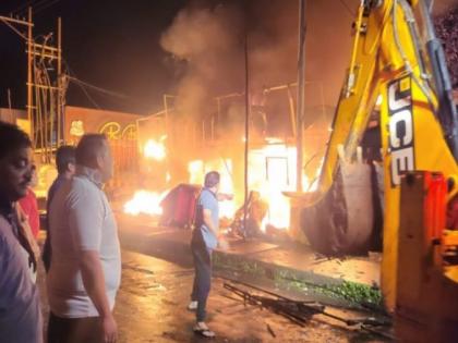 Three shops including a bakery on fire in Kankavli | कणकवलीत बेकरीसह तीन दुकानांना आग; लाखोंचे नुकसान, ऐन दिवाळीत घडली दुर्दैवी घटना