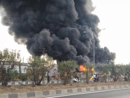 Dangerous fire at plastic company in Mahagalgaon, Nagpur | नागपूरनजीक महालगाव येथील प्लास्टिक कंपनीला भीषण आग