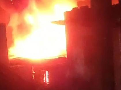 Cardboard company fire in Bhayander; | भाईंदर मध्ये पुठ्ठा कंपनीला आग; ५० मिनिटांनी आग आटोक्यात आणली