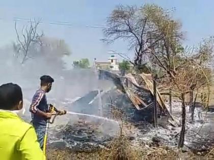 Three barn fires; Loss of five lakhs! | तीन गोठ्याला आग; पाच लाखाचे नुकसान !