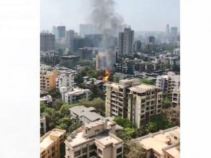 Video: Cylinder blast caused fire at Mulund | Video : मुलुंड येथे सिलिंडरचा स्फोटामुळे आग; दोन महिला जखमी  