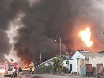 Massive fire at company in MIDC; The fire was brought under control after five hours | एमआयडीसीमधील कंपनीला भीषण आग; जीवितहानी हानी, पाच तासांनी आग आली आटोक्यात 