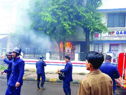 Fire brigade not young; A total of 472 posts are vacant | अग्निशमन दलाकडे नाहीत जवान; तब्बल ४७२ पदे रिक्तच