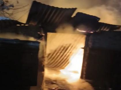 Buldhana: An old woman died in a house fire in Dongaon, two houses were damaged in the fire and about three lakhs | Buldhana: डोणगाव येथे घराला आग लागून वृद्ध महिलेचा मृत्यू, आगीत दोन घरांचे लाखोंचे नुकसान