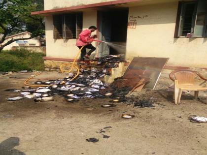 Fire, old documents, laptops burnt to the Talathi office in Dharanga | धरणगाव येथे तलाठी कार्यालयास आग, जुने कागदपत्र, लॅपटॉप जळून खाक