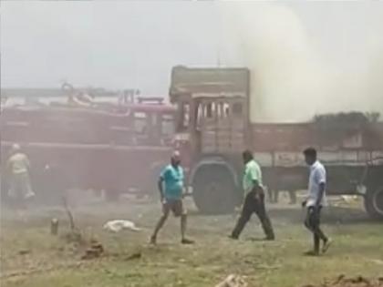 Kadaba truck caught fire at Padali Khurd after touching a power line | विद्युत वाहक तारेला स्पर्श झाल्याने कडब्याच्या ट्रकला भीषण आग, पाडळी खुर्द येथील घटना