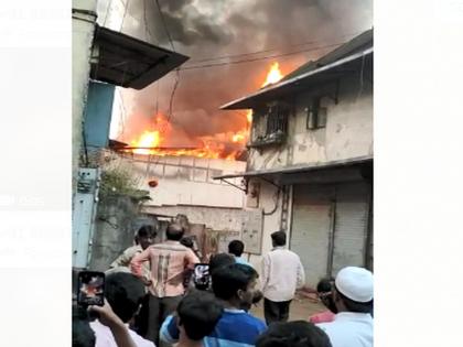 Video : Massive fire at plywood and wood godown at Malad | Video : मालाड येथे प्लायवूड आणि लाकडाच्या गोडाऊनला भीषण आग