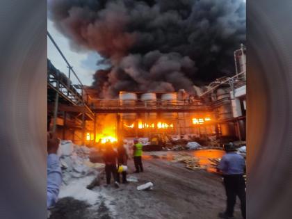 Fire breaks out at Jindal company; NDRF finally called | जिंदाल कंपनीमधील आगडोंब; अखेर एनडीआरएफला करण्यात आलं पाचारण Fire breaks out at Jindal company; NDRF finally called | जिंदाल कंपनीमधील आगडोंब; अखेर एनडीआरएफला करण्यात आलं पाचारण
