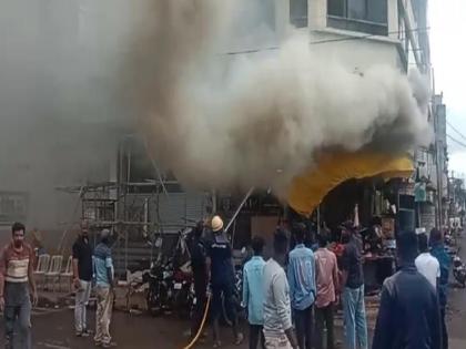 A fire broke out at Regzin House in Sangli while the welding work was going on | वेल्डिंगचे काम सुरू असताना पडली ठिगणी, सांगलीत रेग्झिन हाऊसला आग 