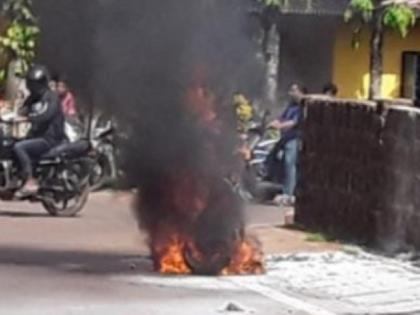 A two-wheeler caught fire near Doda Marg, The driver vigilance averted disaster | दोडामार्ग जवळ चालत्या दुचाकीने घेतला अचानक पेट, चालकाच्या सतर्कतेमुळे अनर्थ टळला