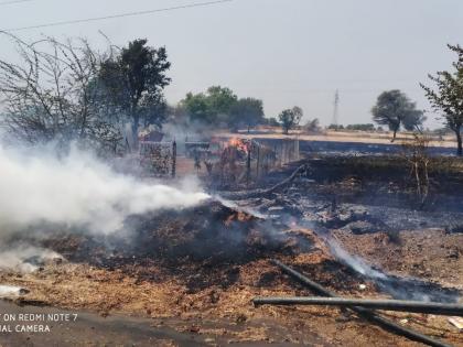 Shockscricket burnt the two cattle and the fires burned! | शॉकसर्किटने आग लागून दोन गोठे व वैरण जळून खाक !